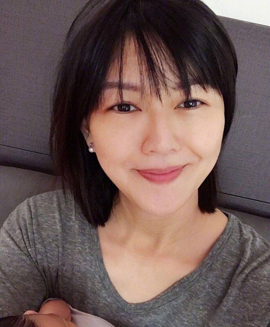 孙燕姿坐头等舱被偶遇,素颜出镜大长腿白到发光,坐姿豪放引热议_网友