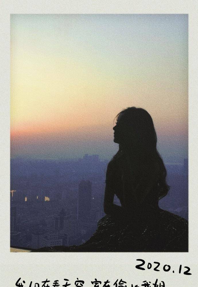 赵丽颖晒照庆祝出道17年,私照可盐可甜,风格百变仍似少女.