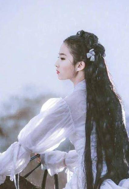 难怪刘亦菲版小龙女的"雨中骑马戏"被删!看到后背那刻才知道