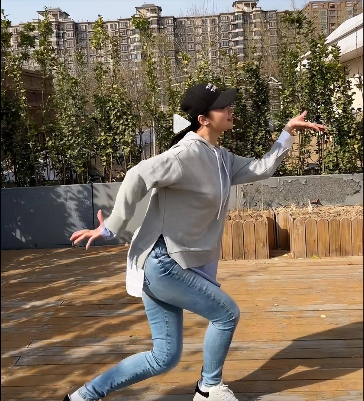 一身休闲装在豪宅热舞,修身裤穿成无痕裤既_造型_卫衣_分析