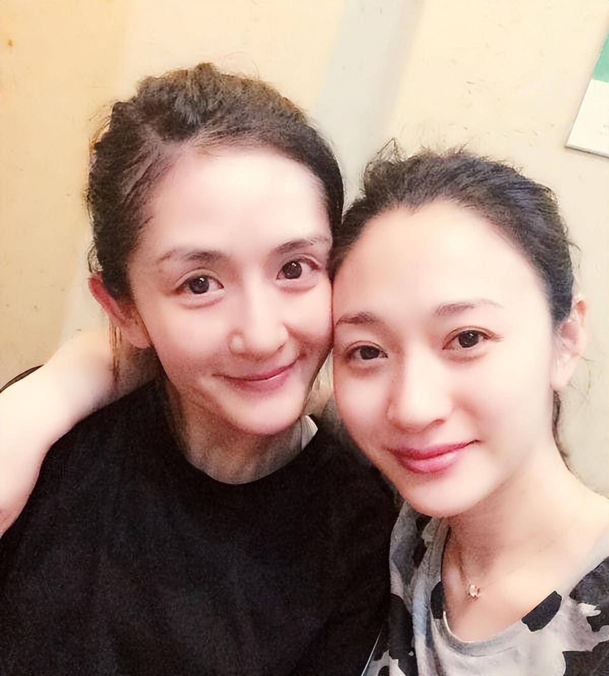 不仅如此,刘烨还将李小冉介绍给了谢娜认识.