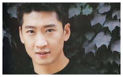 51岁周杰新恋情曝光,与年轻美女商场热聊,女方长相甜美不输明_周杰和