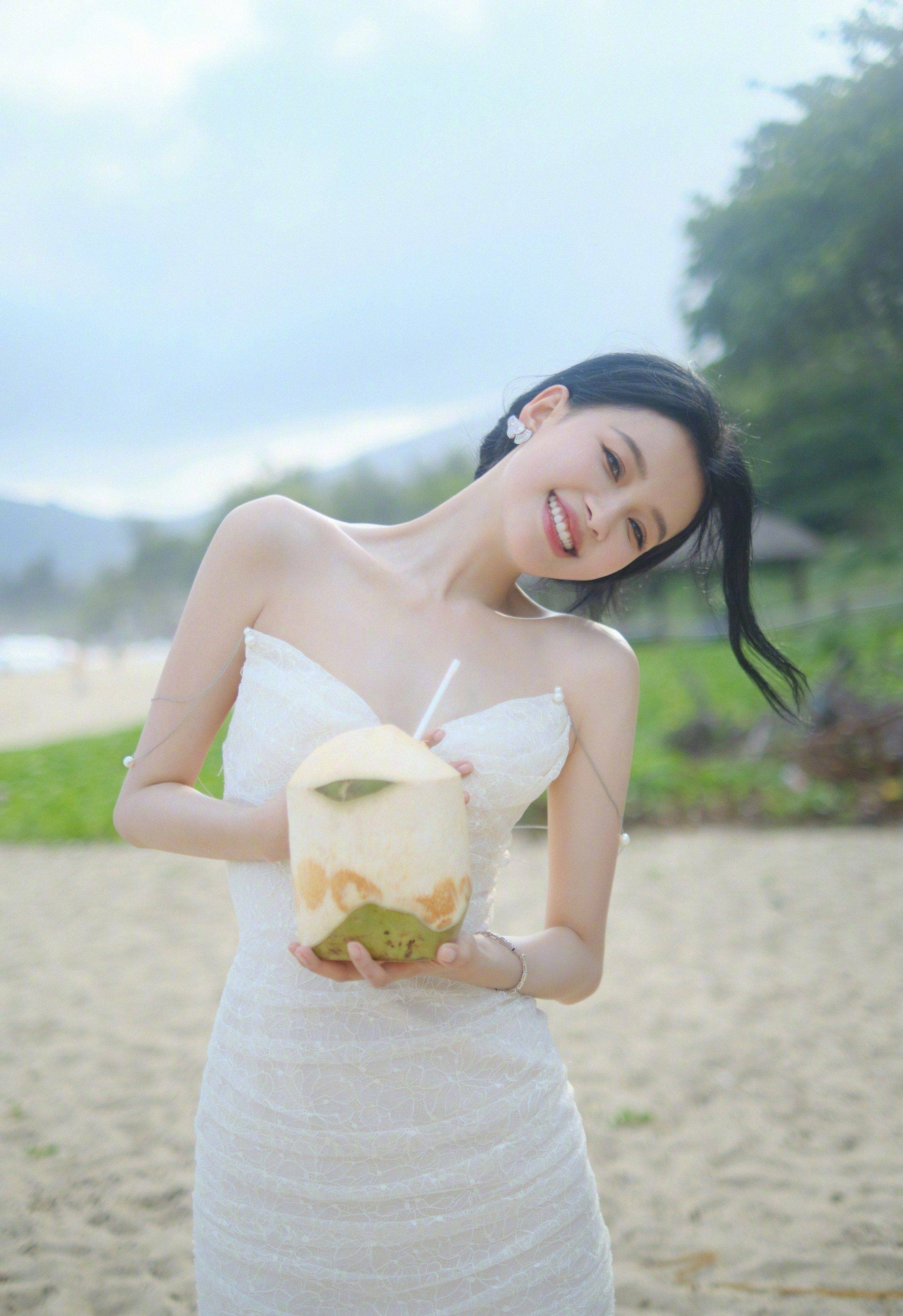 孙怡抹胸白色包臀裙性感美腿写真_锁骨_长裙_董子健