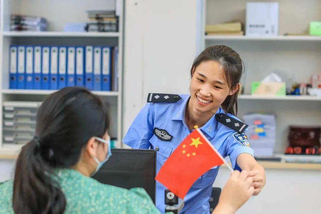 女子官宣结婚被民警提醒赶紧分手，网友：分得好！（女生官宣结婚的句子）