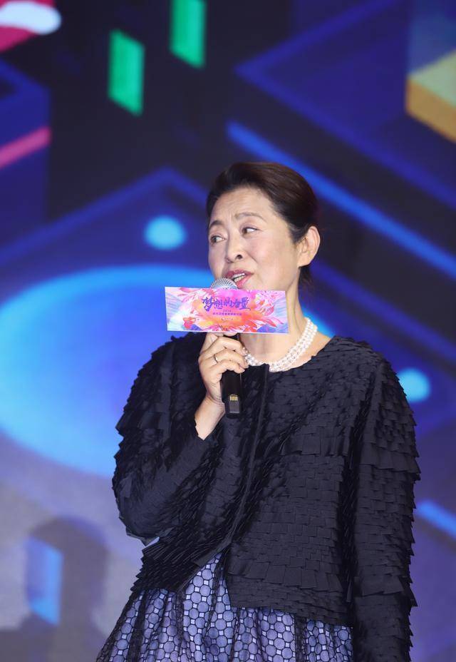 60岁的倪萍暴瘦20斤后,穿西装颜值重回巅峰_气质_广大观众_节目