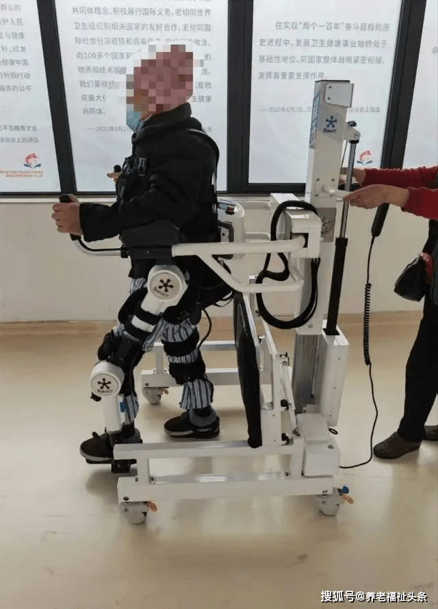 康复机器人"上岗" 圆下肢瘫痪患者行走梦_训练_小康_外骨骼