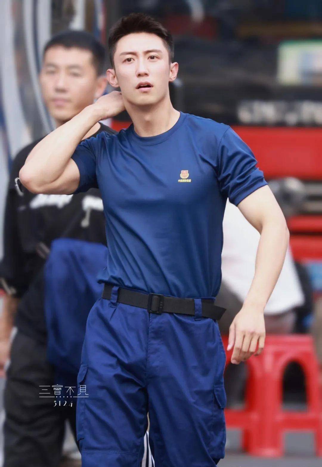 黄景瑜新片穿消防员制服化身"蓝朋友",什么都挡不住他的帅气