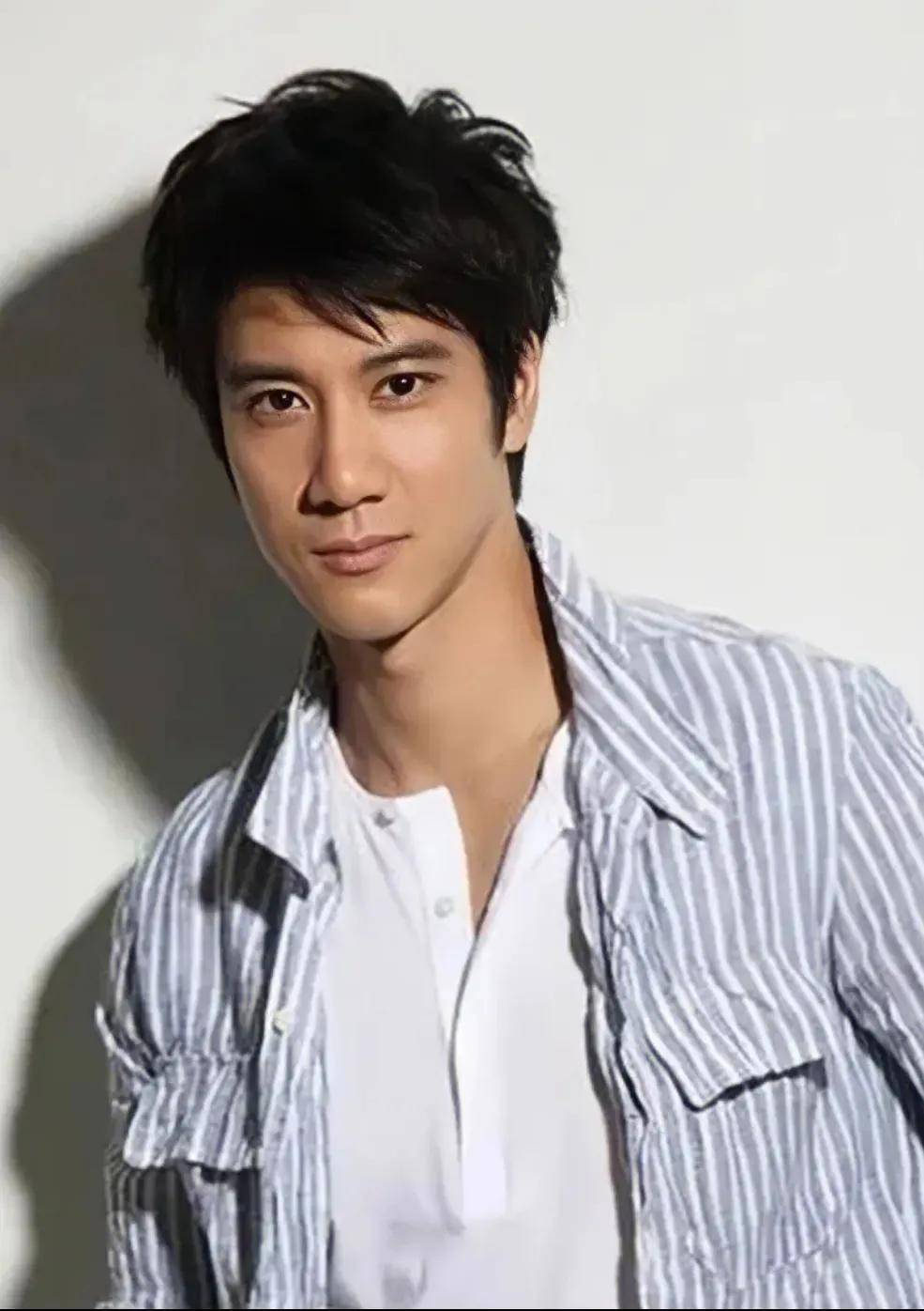 王力宏参加好友婚礼,留长发脸黑显憔悴,与美女合影显得有些拘谨_电影