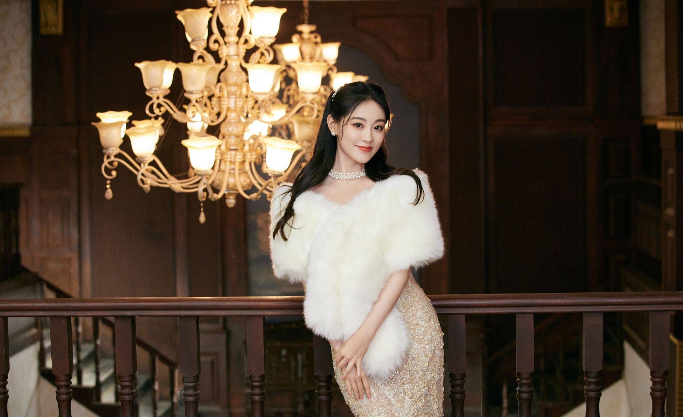 祝绪丹白色薄纱连衣裙优雅写真