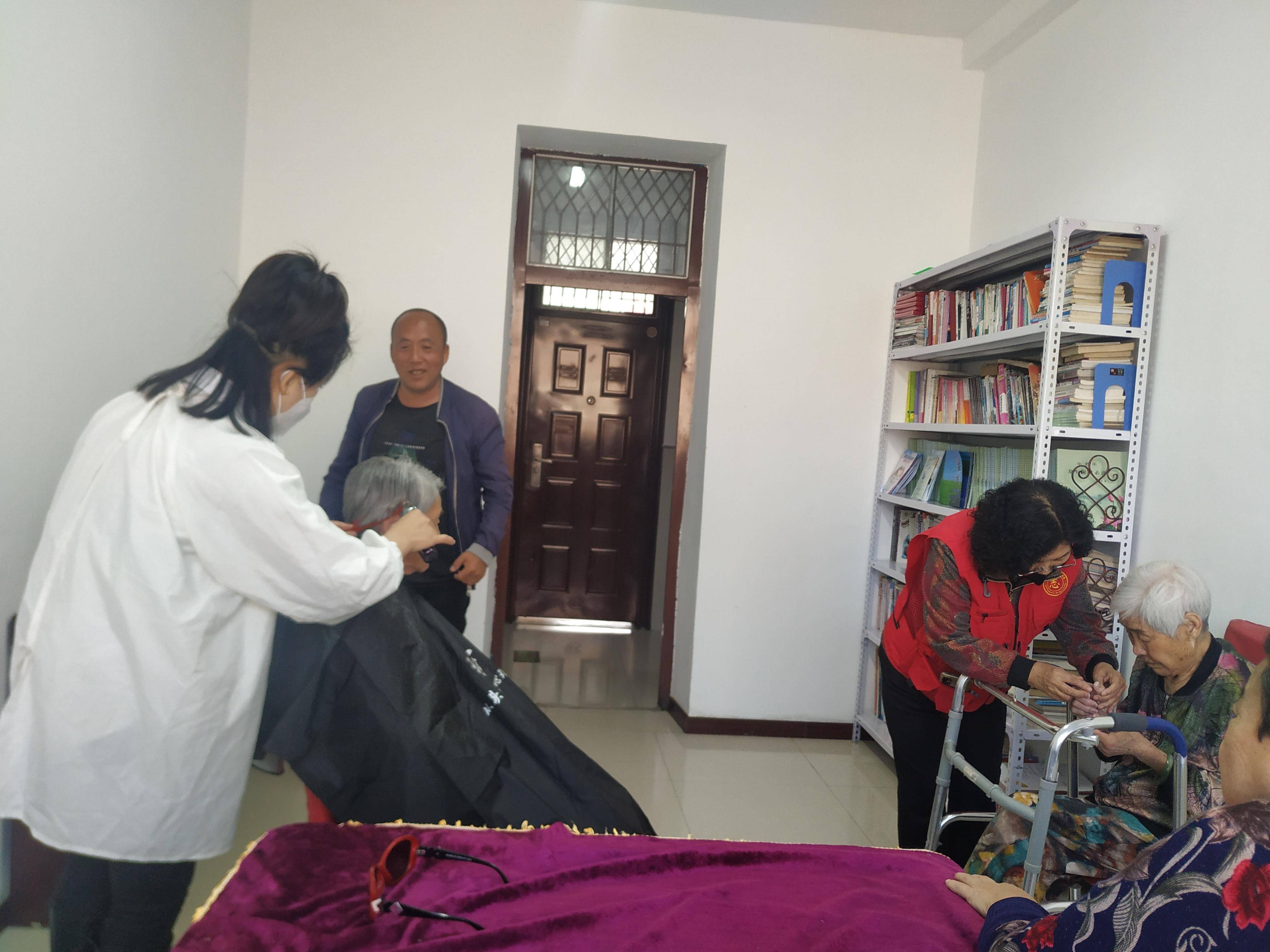 黑龙江省安达市弘宇文化家庭和谐促进会母亲节开展公益活动