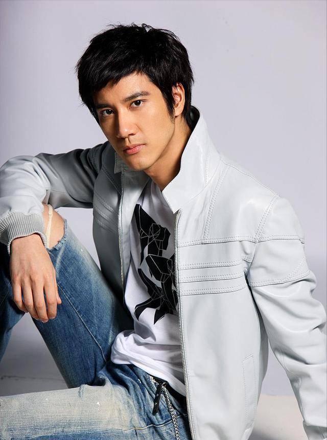 王力宏被封杀后罕见露面,好友婚礼上长发披肩面容憔悴_陶喆_成龙_音乐