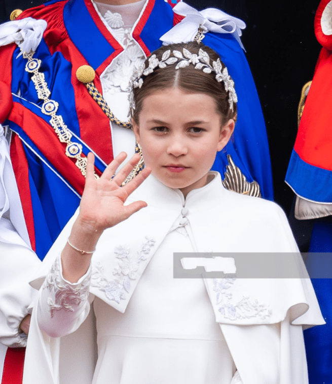 小公主涂红唇,描眉穿白衣,淡妆出镜美翻了_美得_妈妈_王室