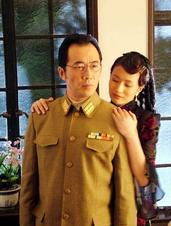 黄育莉年纪比郑晓宁小十多岁,两人却意外的非常谈得来.