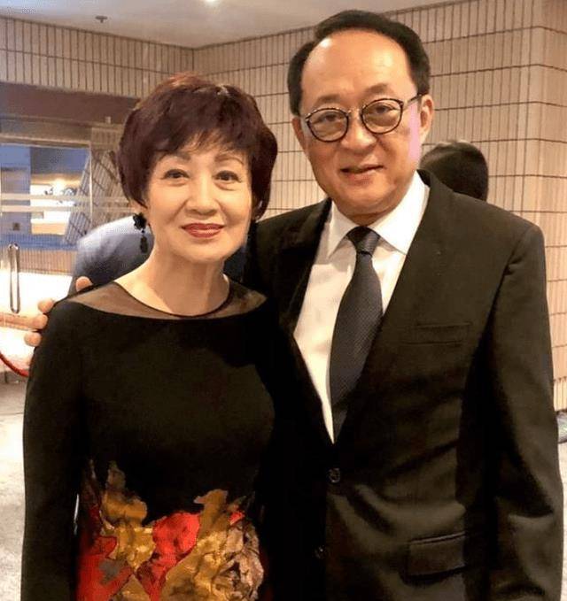 香港演员方平 曾是潇洒浪子 却能与鲍起静恩爱不离 如今72岁气质儒雅