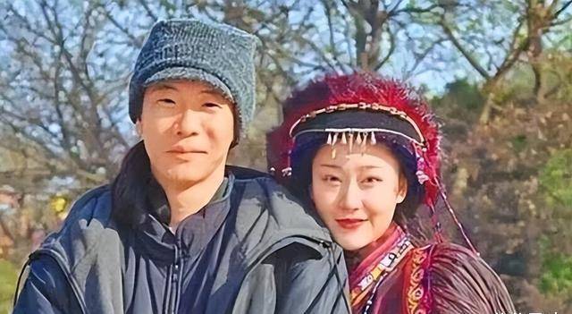 蒋勤勤还大胆地坐在张孝正的腿上,张孝正在银川拍摄电视剧《边城落日