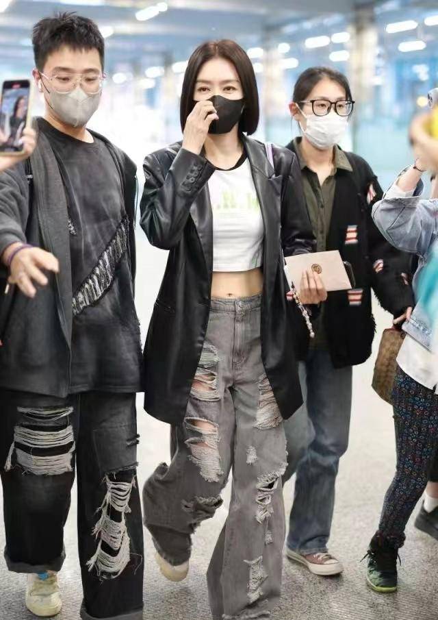 秦岚真不愧被弟弟喜欢,穿露脐装川字腹肌随便秀,打扮得像小姑娘