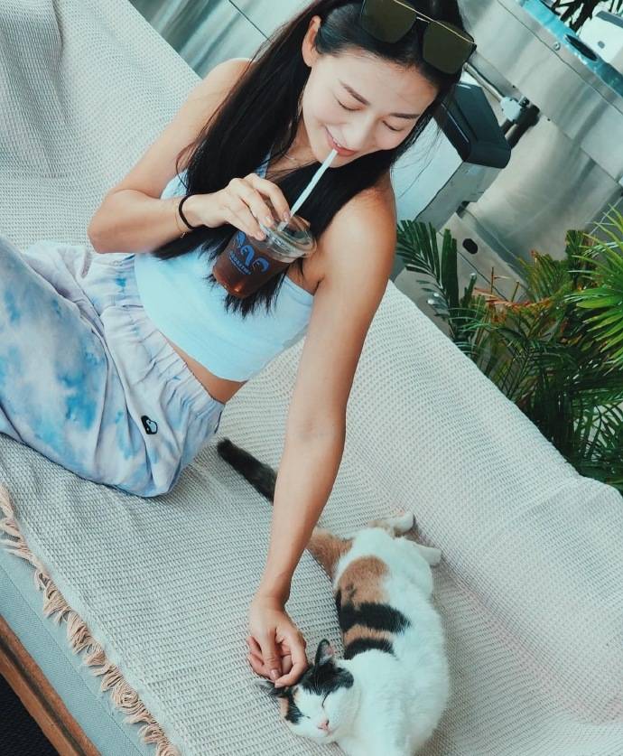 江若琳晒怀孕照片,穿吊带裙,手脚纤瘦,留言感谢老公的爱_小孩_时候