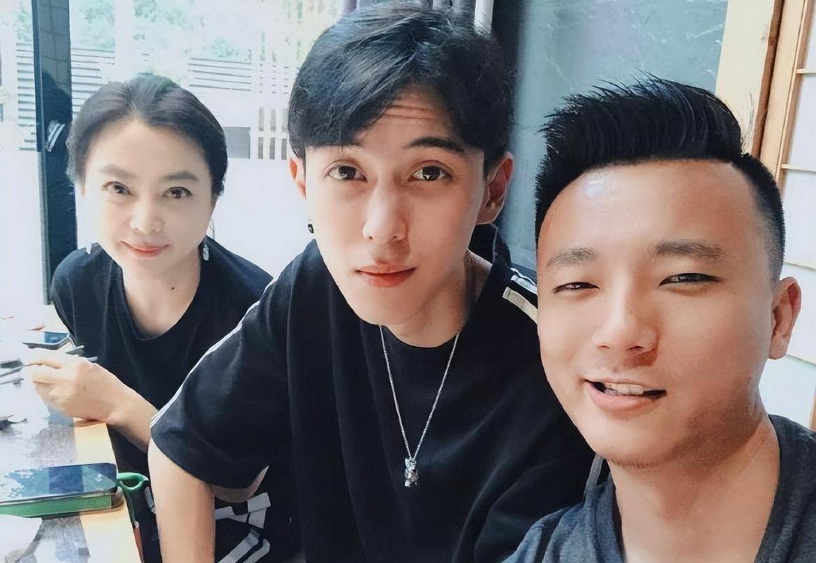 李玲玉23岁混血儿子太帅了!