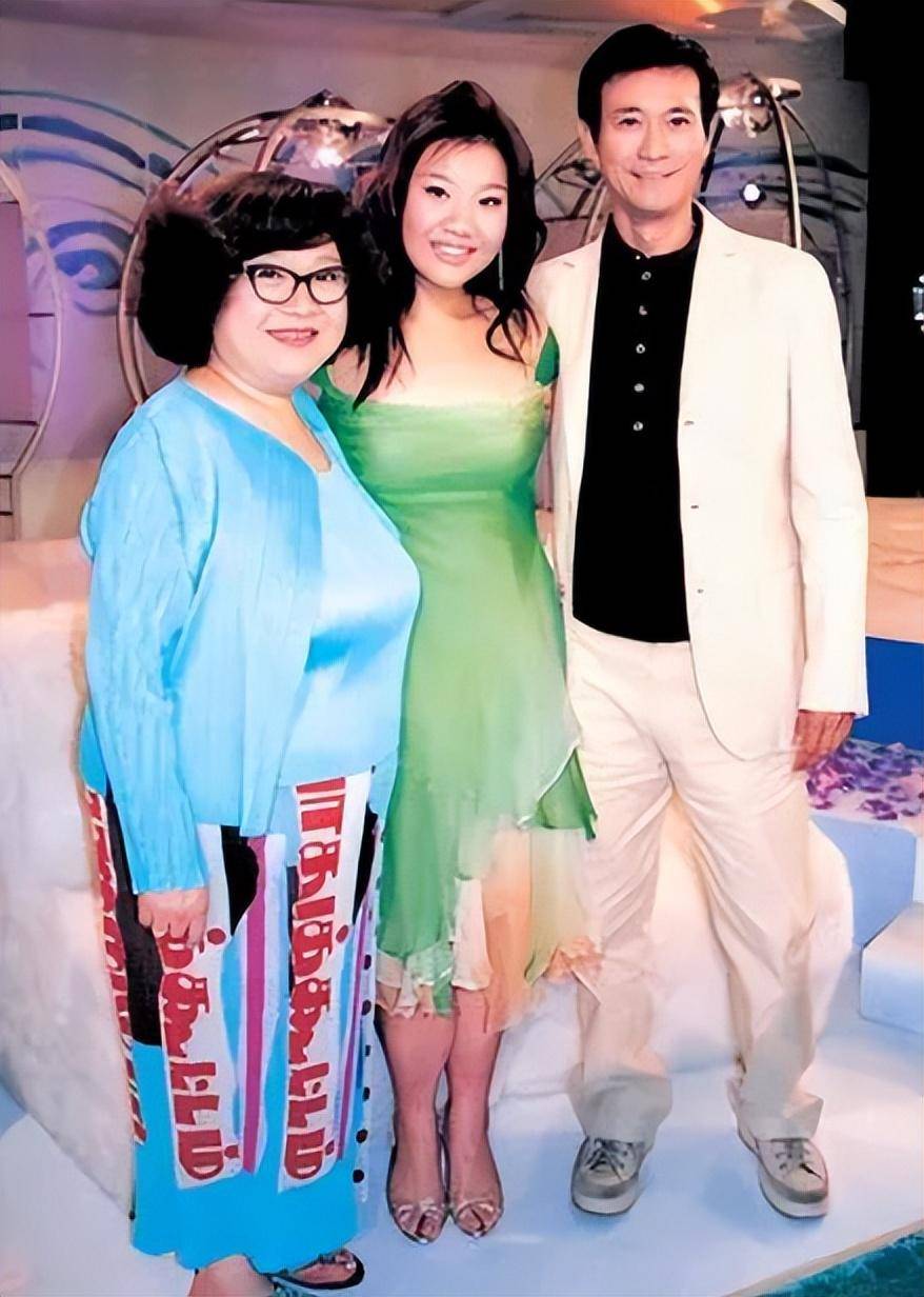 可惜,不久后她去世了,郑欣宜非常伤心,郑少秋这才想起这个女儿,官晶华