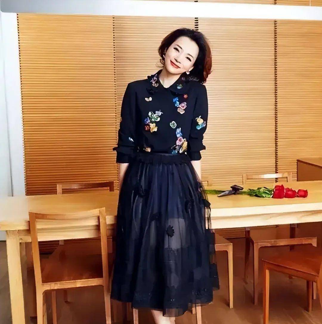 在路边摊吃饭都挺优雅,风衣配丝巾精致到骨子里_衬衫_黑色_设计