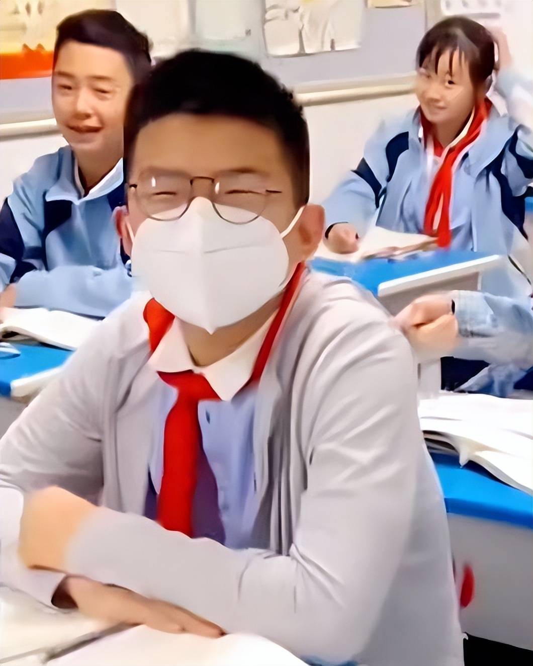 老师意外发现13岁学生已是公司老板，校方回应13岁学生是公司老板：非企业法人（当老师发现学生成为老师该怎么办）