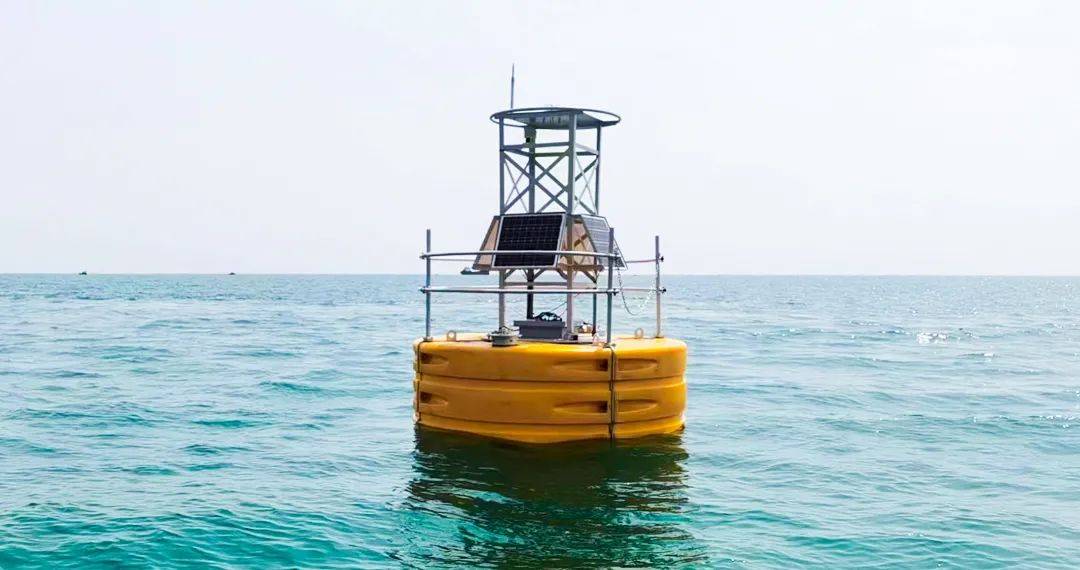 大型浮标生态监测站,全天候监测海洋生态