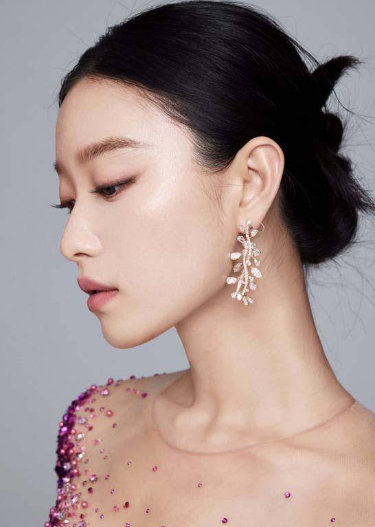 女神倪妮浪漫纱裙唯美写真曝光,直接光脚躺在地上凹造型_气质_小丸子