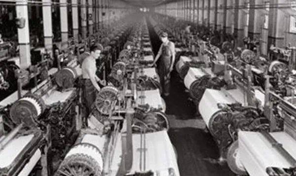 英国工厂系统:工人原本是独立手工艺者,能自主安排工作时间_工业革命