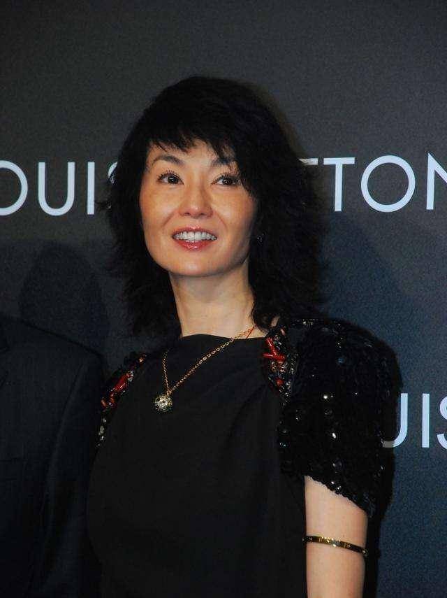 但依旧非常有气质,希望张曼玉可以找到自己的真命天子,幸福地度过晚年