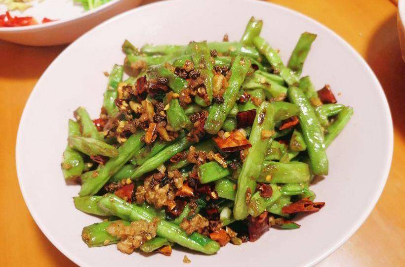 第一次尝试做四川版的肉沫干煸四季豆,十分的成功_备用_葱花_料酒