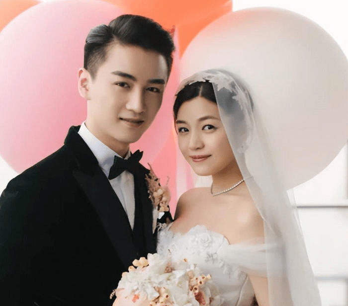 35岁陈晓生图流出,浓眉大眼五官立体状态好,与童瑶同框似母子_因为