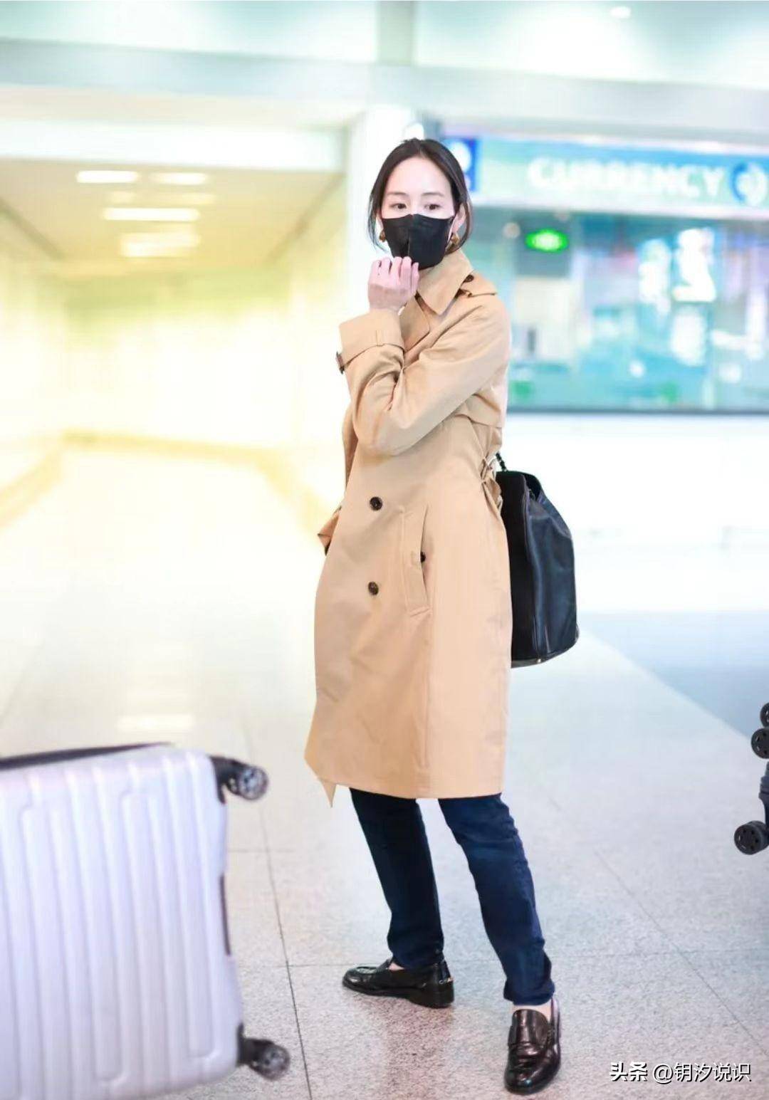张钧甯亮相北京机场,她的穿搭非常有看点,也是一次时尚的盛宴_休闲