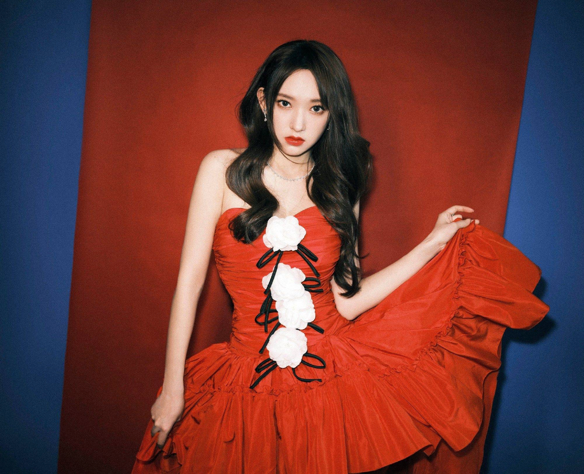 程潇大红色连衣裙性感美腿写真_的设计_银色_线条