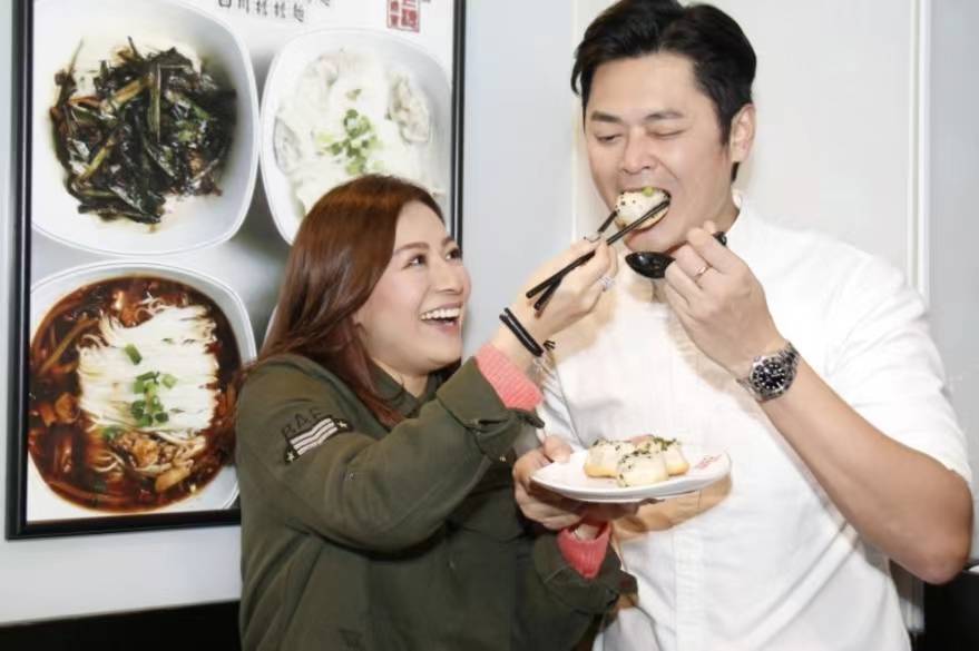 江若琳晒孕照上围丰满,怀孕路坎坷夫妻为此努力求诊