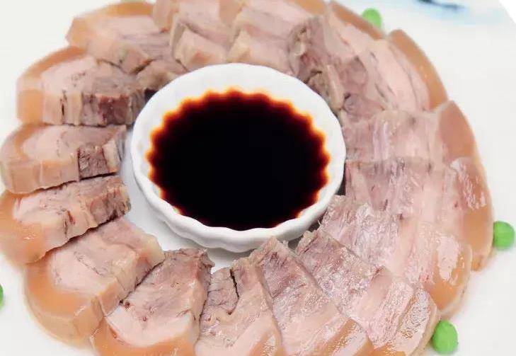 白切带皮黄牛肉 突出优质牛肉的本味 成品皮透亮 肉鲜香 口感软糯