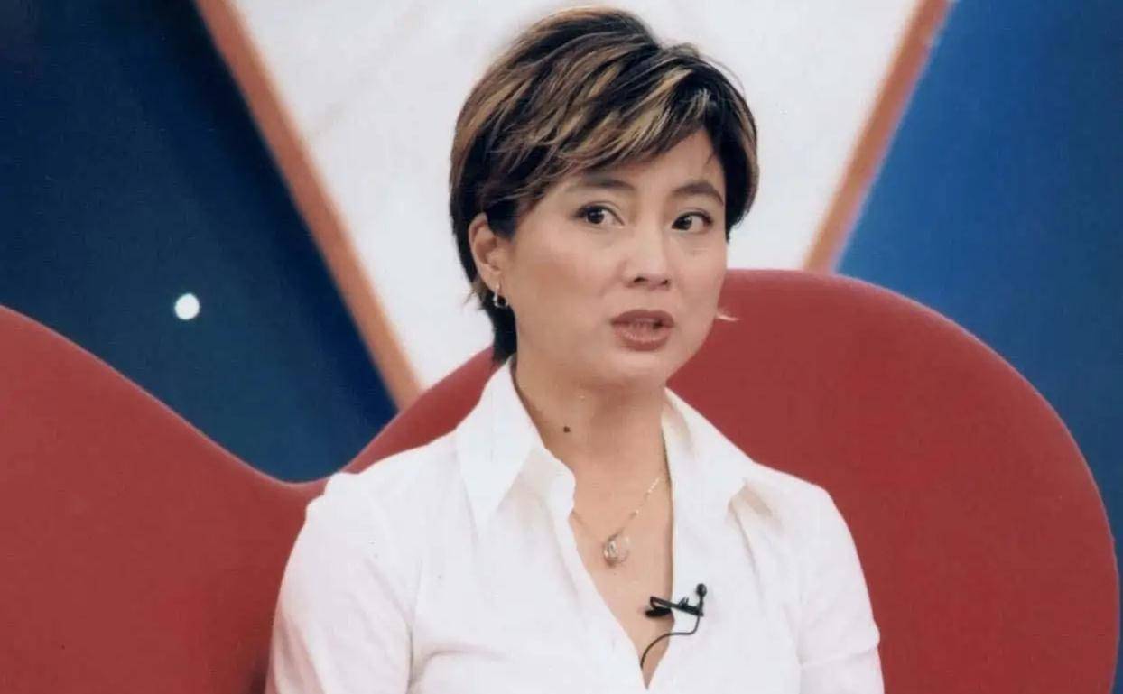 "玉兔精"李玲玉:穿旗袍回眸一笑梦回当年,脖戴大串珍珠太抢镜_生活_孙