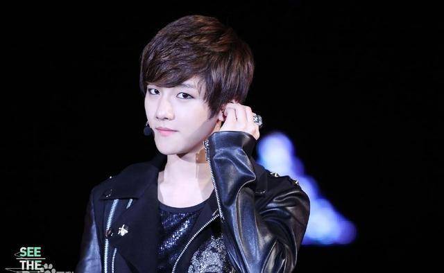 exo在showtime的时候当别的成员都哭了,只有边伯贤不断地擦掉自己的