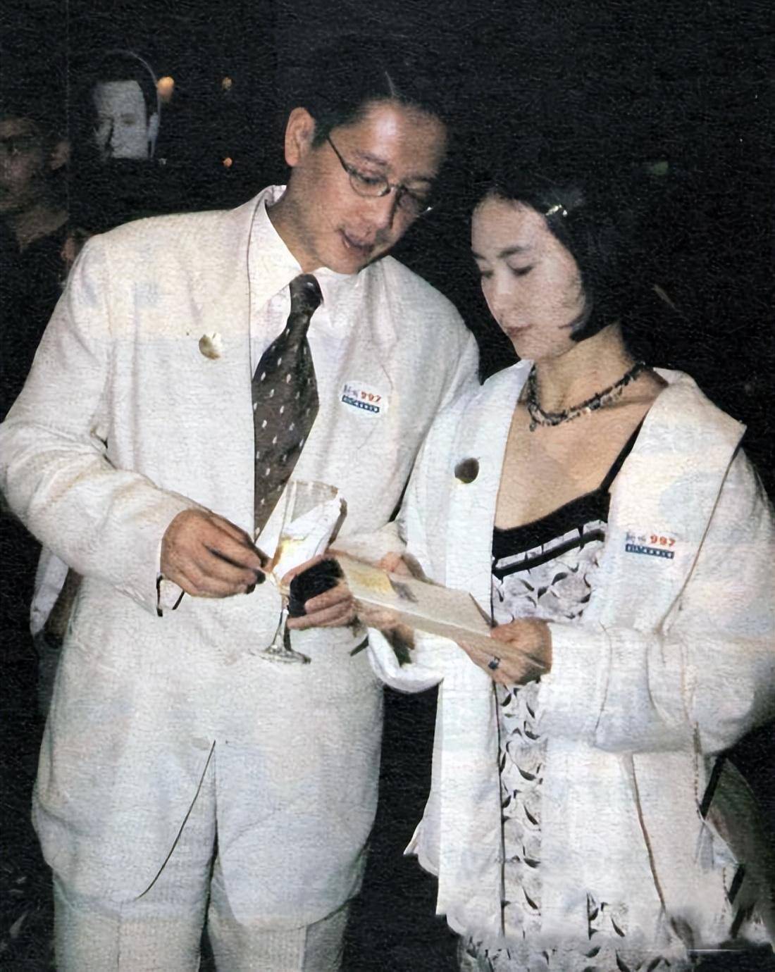 何超琼许晋亨婚礼照片曝光,两个人哈哈大笑,都是发自内心的幸福