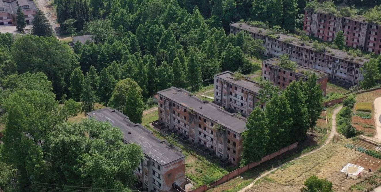 秦岭大山里这个兵工厂,曾上万工人在此生活,今荒废不堪令人惋惜_三线