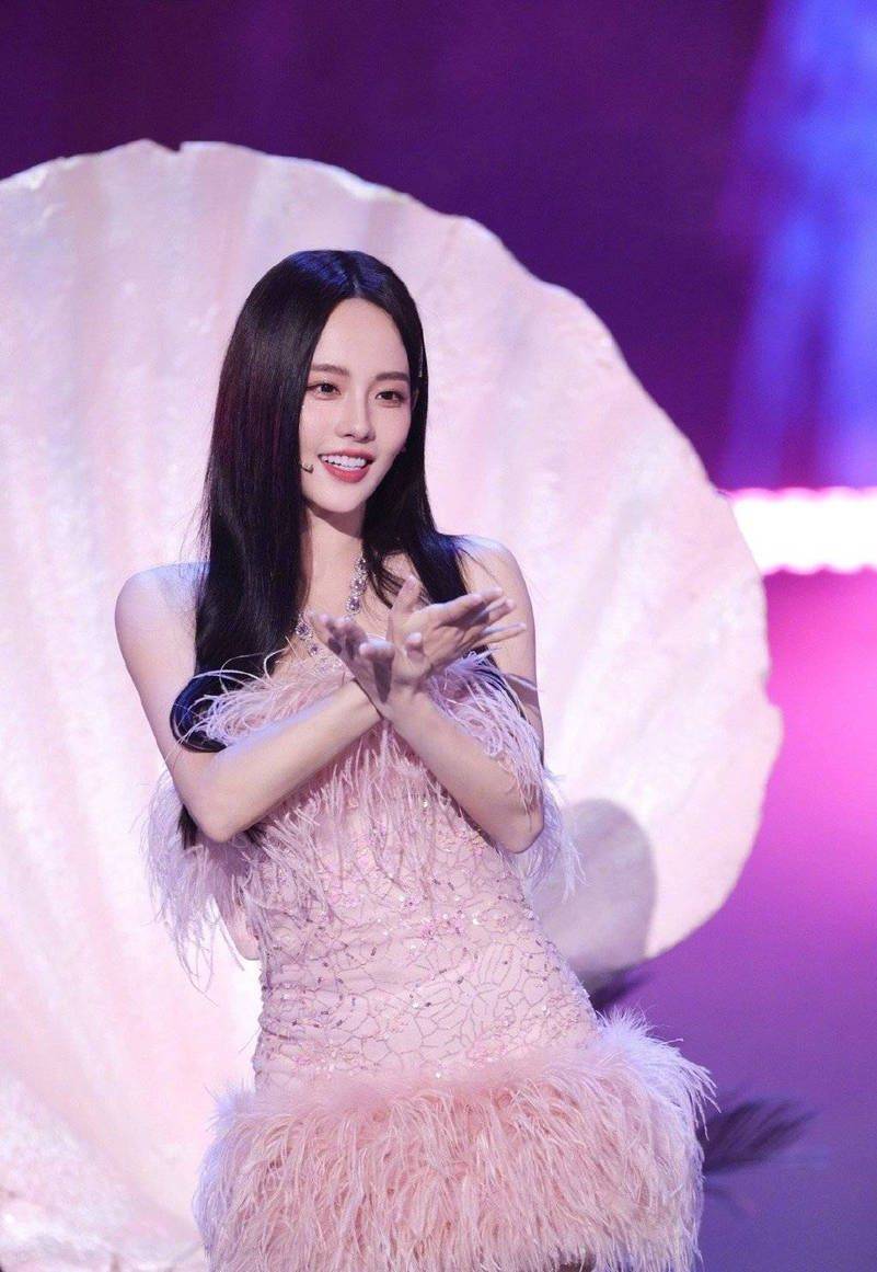 从照片中可以看出,张嘉倪身姿优美,充满活力,在台上跳舞时的表情自信