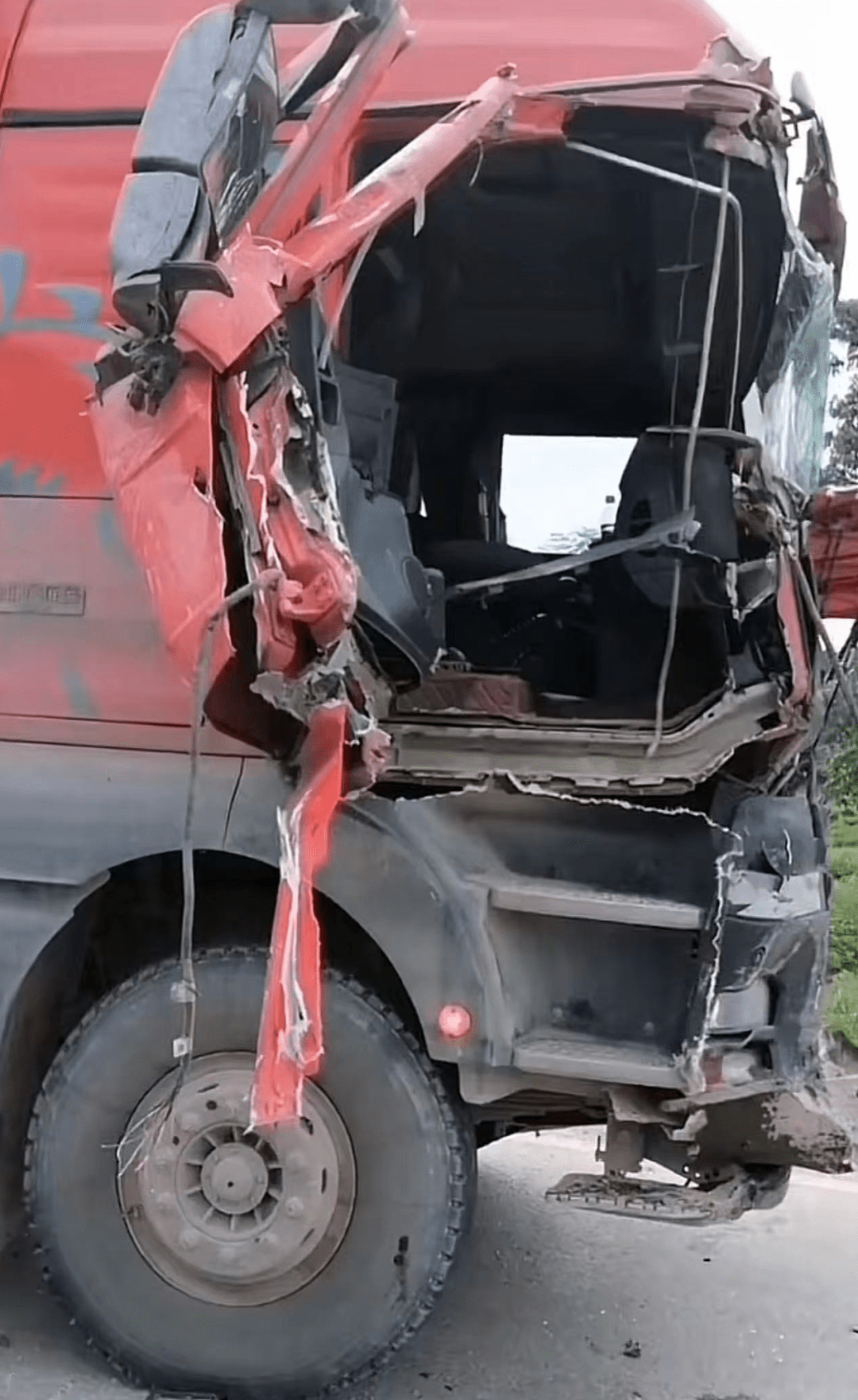 梧州旺角桥底一辆大货车与吊车发生车祸,现场零件撒了一地_车辆_控制