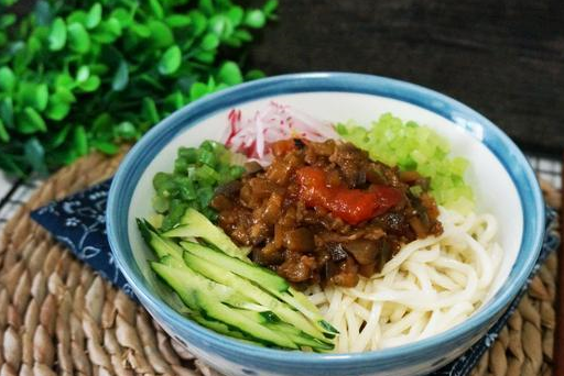 北方特色打卤面,有菜又有肉,特别适合夏天吃,比炸酱面还好吃_盛出