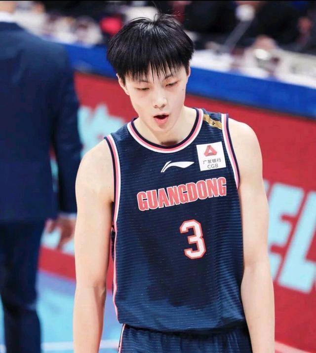 曝广东队将交易胡明轩,引进25岁年轻中锋_赛季_内线_范子铭