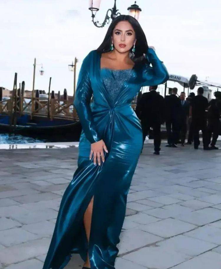 即使腰部略显肉感,也可以通过收腰来掩盖身材的短板,将视线转移到丰胸