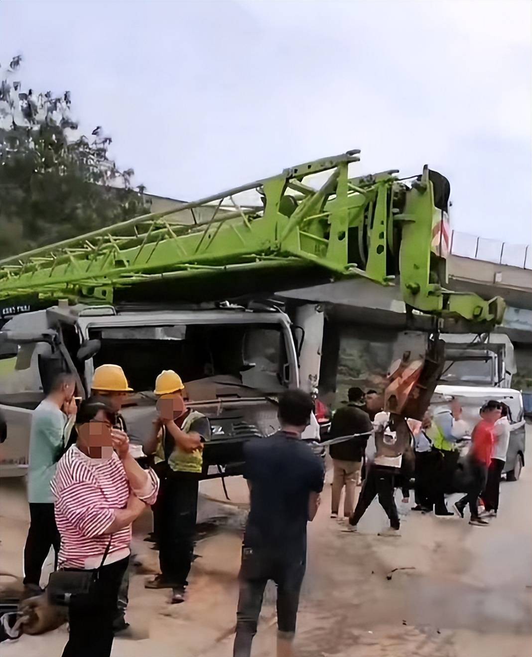 突发!梧州旺角桥底一辆大货车与吊车发生车祸,现场零件撒了一地