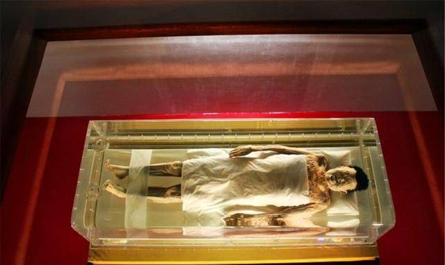 马王堆汉墓时,发现瞬间消失的神奇文物,现在只剩照片_古墓_藕片_长沙