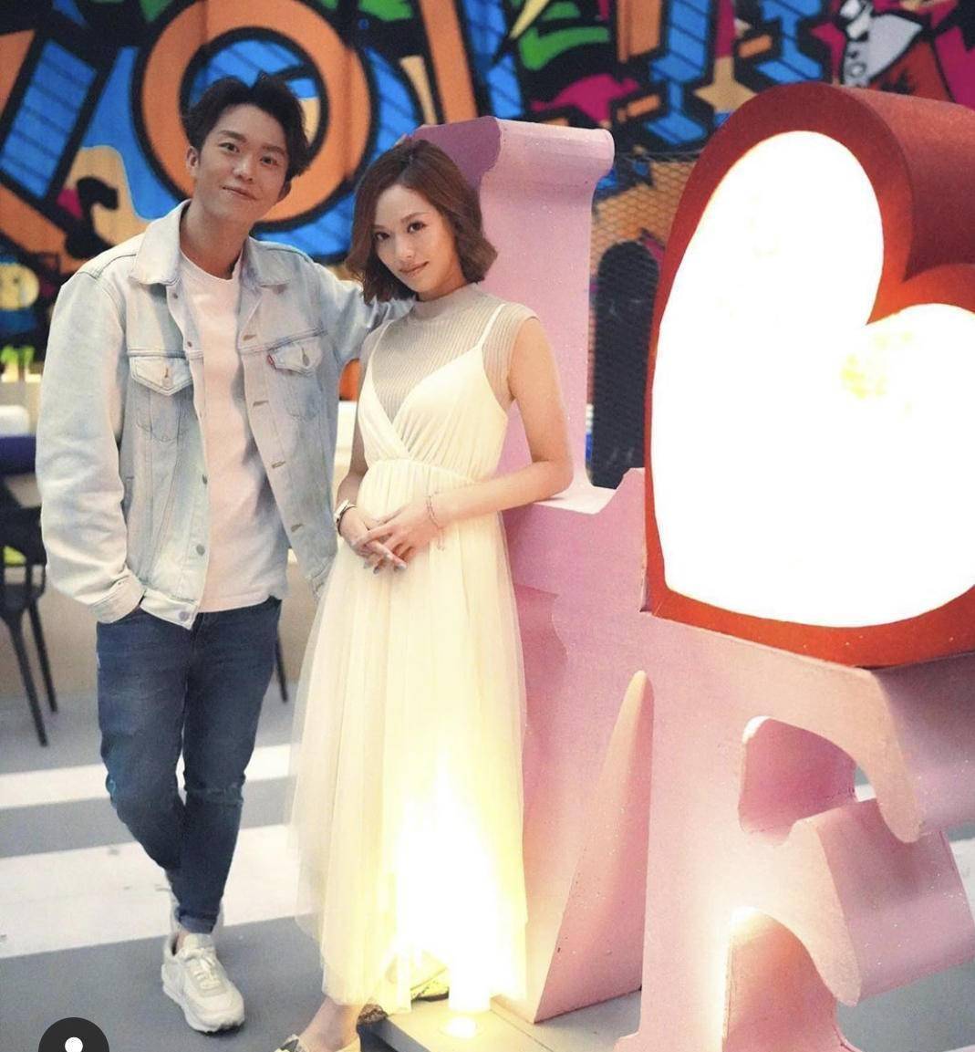 tvb小花和绯闻男友再次亲密合作 节目中女上男下被嘉宾起哄_冯盈盈_郑