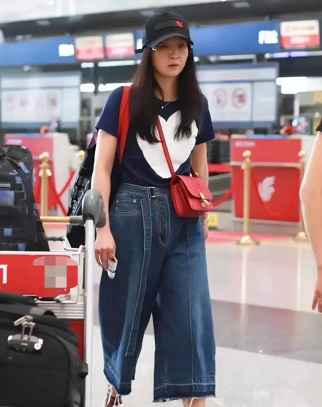 "大冬瓜"的麻袋牛仔裤搭配蓝色短袖,王艳女神重回颜值巅峰!