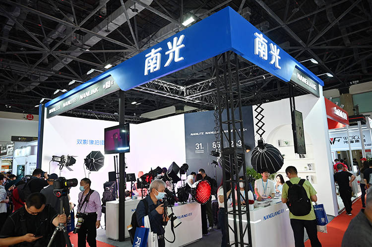 南光带来forza系列多款摄影灯,覆盖不同拍摄场景_lux_光源_内置