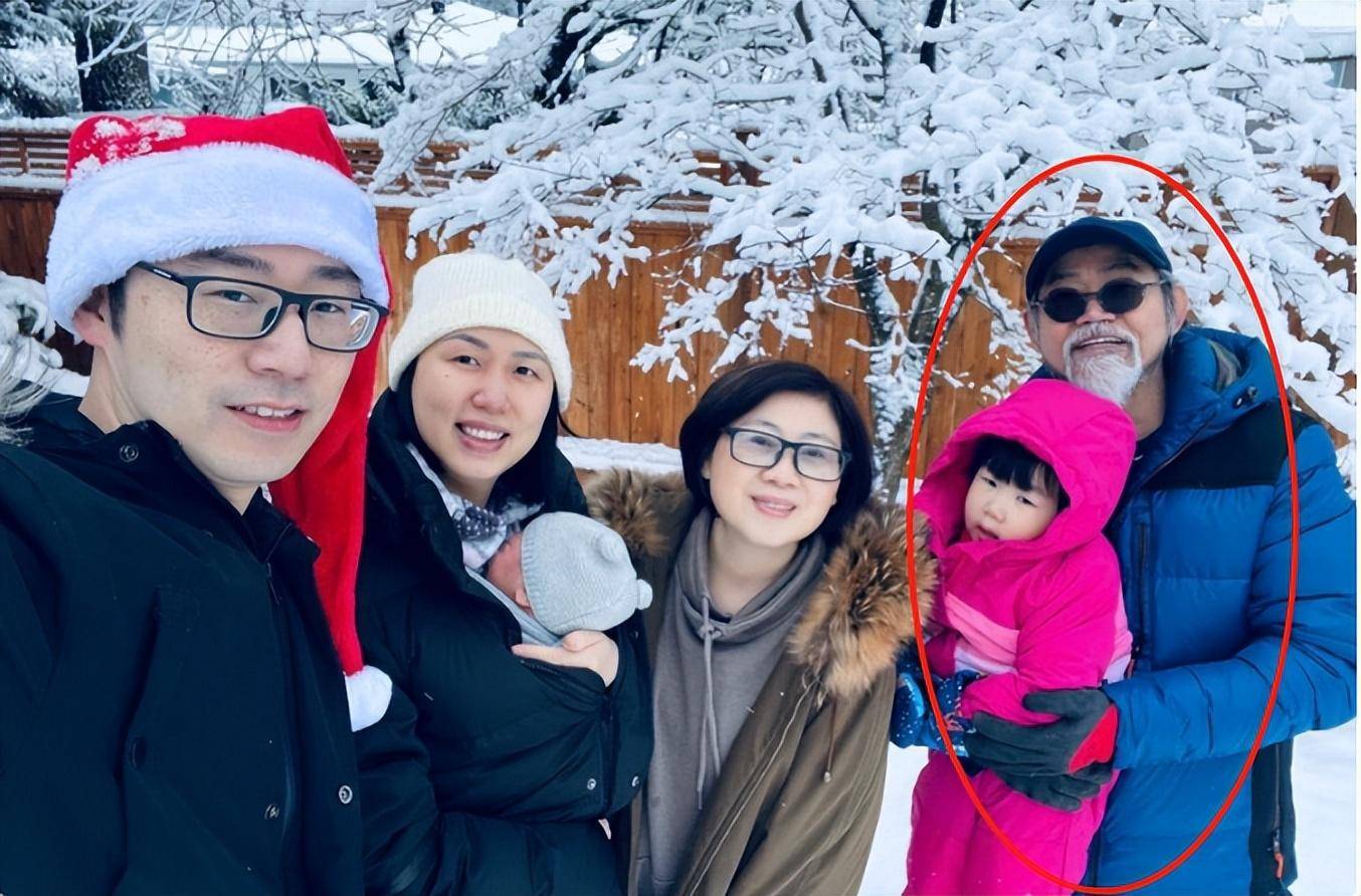 成龙二师兄,李小龙替身,72岁元华近况曝光,老当益壮抱孙子爬山_香港